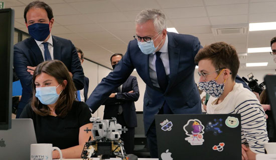 Bruno Lemaire, ministre de l'économie, et Cédric 0, Secrétaire d'Etat, chargé du Numérique, lors de la visite de la start-up «EarthCube» le 5 juin 2020 © Bercy Photos