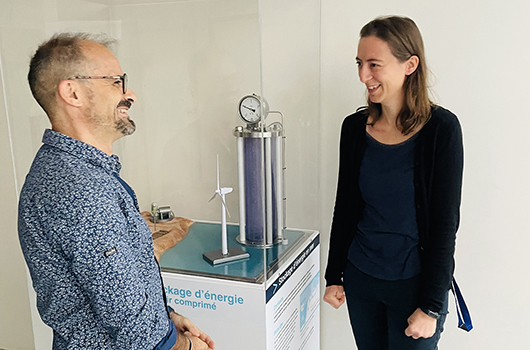 Albert Subrenat et Line Poinel devant une maquette du projet REMORA (LabCIS)