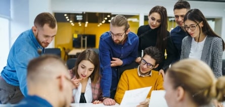 Groupe de personnes en train de travailler sur un projet d'innovation scientifique